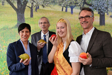 Die ReferentePressekonferenz zur Fruchtwelt Bodensee mit (v. l.) Projektleiterin Petra Rathgeber, Obstregions-Geschäftsführer Eugen Setz, Apfelkönigin Jennifer Kreinacker und dem Tettnanger Maschinenring-Geschäftsführer Hubert Hengge. ubert Hengge,