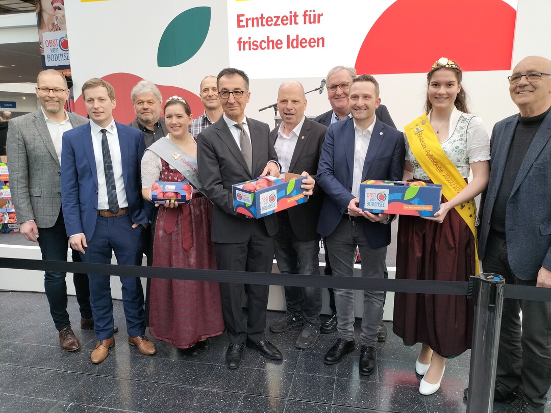 Bundeslandwirtschaftsminister Cem Özdemir bei seinem Besuch auf der Fruchtwelt Bodensee mit den Apfelhoheiten und Vertretern aus Berufsstand und Politik.