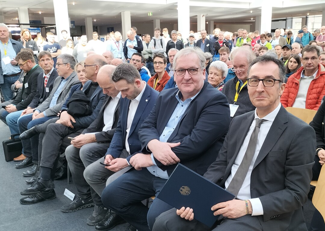 Bundeslandwirtschaftsminister Cem Özdemir und Jens Stechmann, Vorsitzender der Bundesfachgruppe Obstbau.