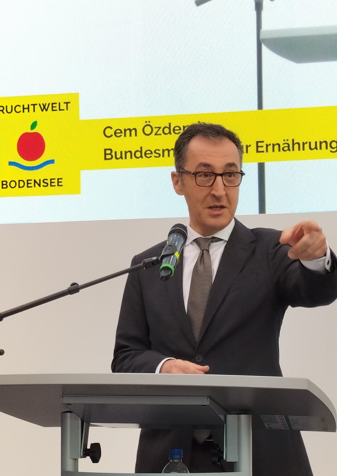 Bundeslandwirtschaftsminister Özdemir bei seiner Ansprache auf der Fruchtwelt Bodensee. Um die Herausforderungen für den Obstbau zu stemmen, plädierte er für eine gute Zusammenarbeit von Praxis, Wissenschaft und Politik.