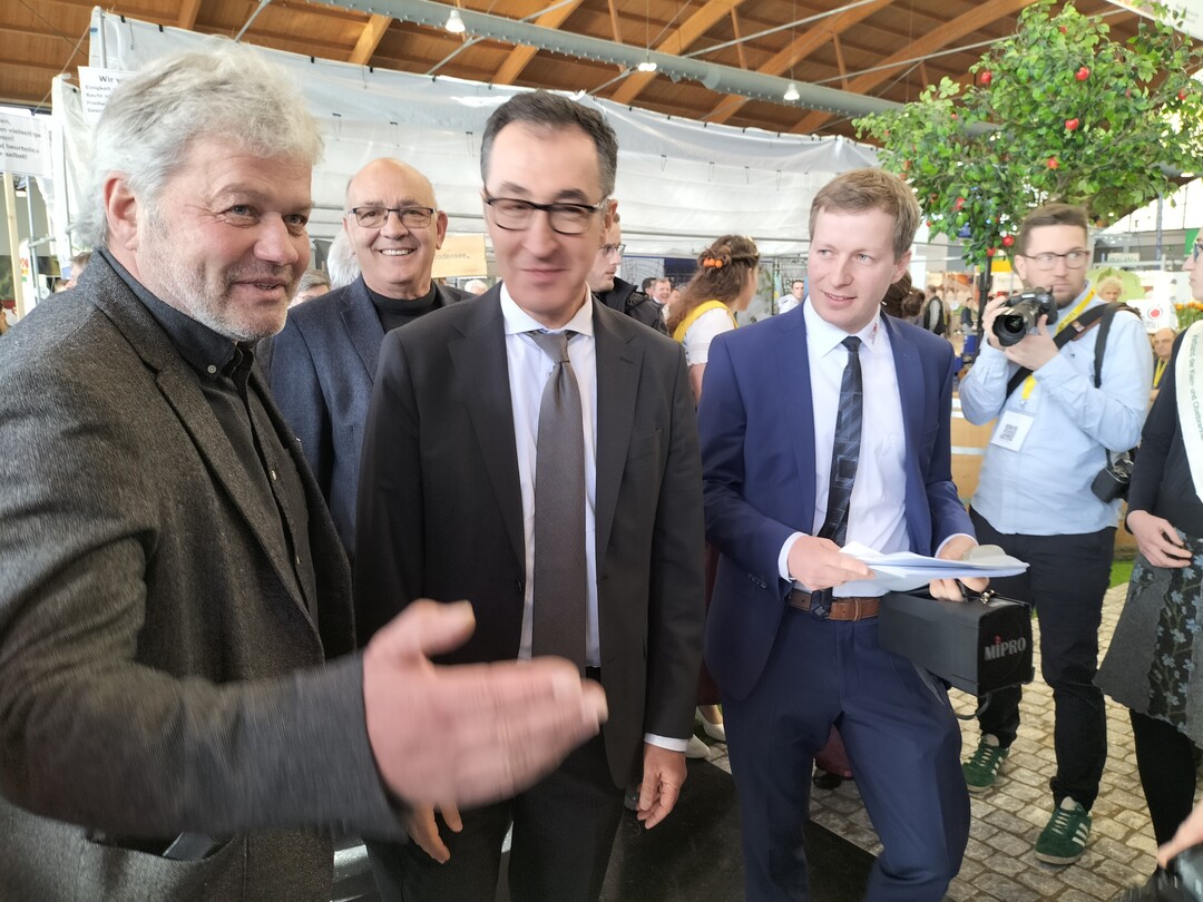 Thomas Heilig (l.), Vorsitzender der Obstregion Bodensee, und Geschäftsführer Andreas Ganal (r.) begleiteten den Minister bei seinem Messerundgang.