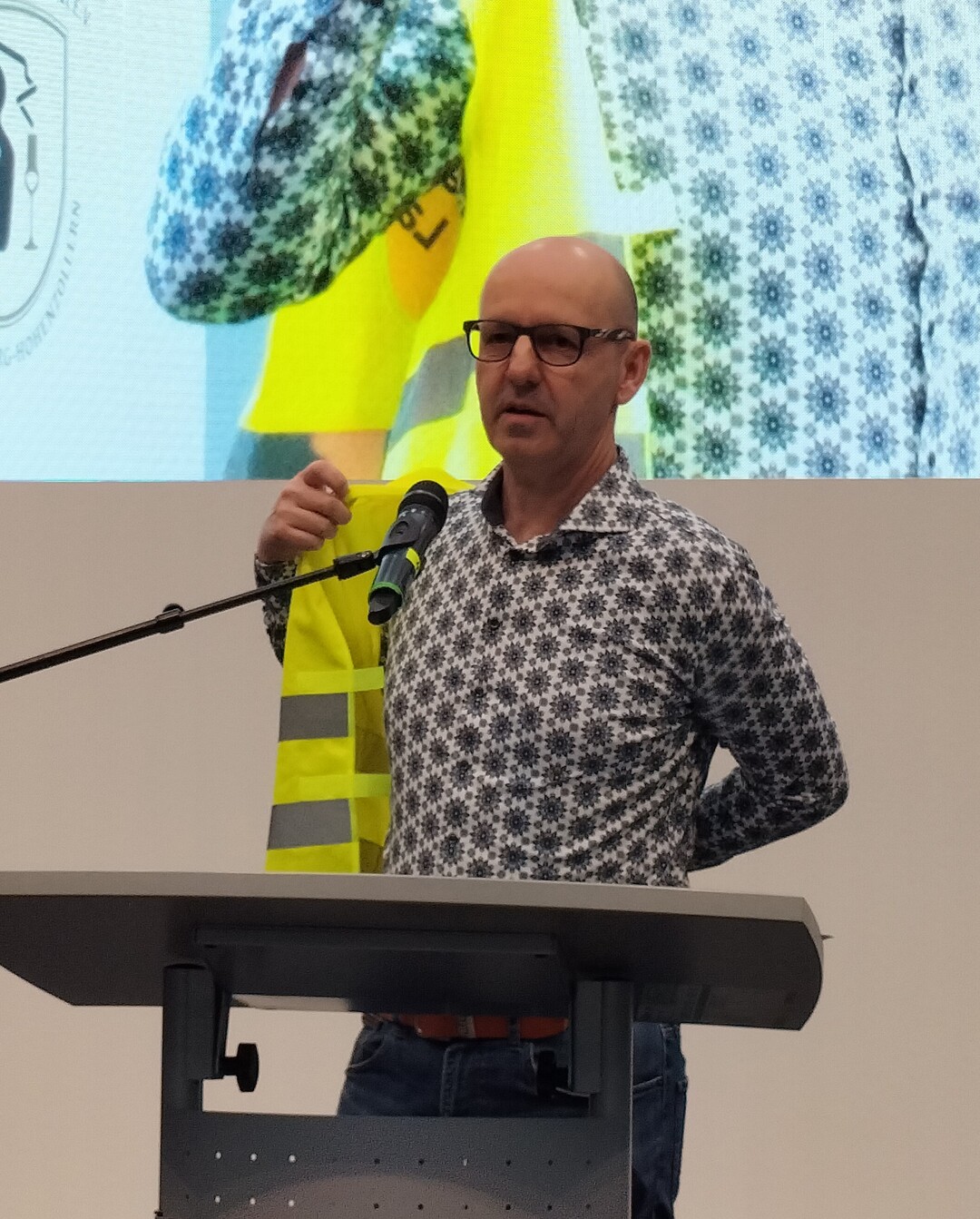 Gelbe Warnwesten als stummer Protest gegen die überbordende Bürokratie und die Auflagenflut, unter der der Obstbau zu leiden hat.