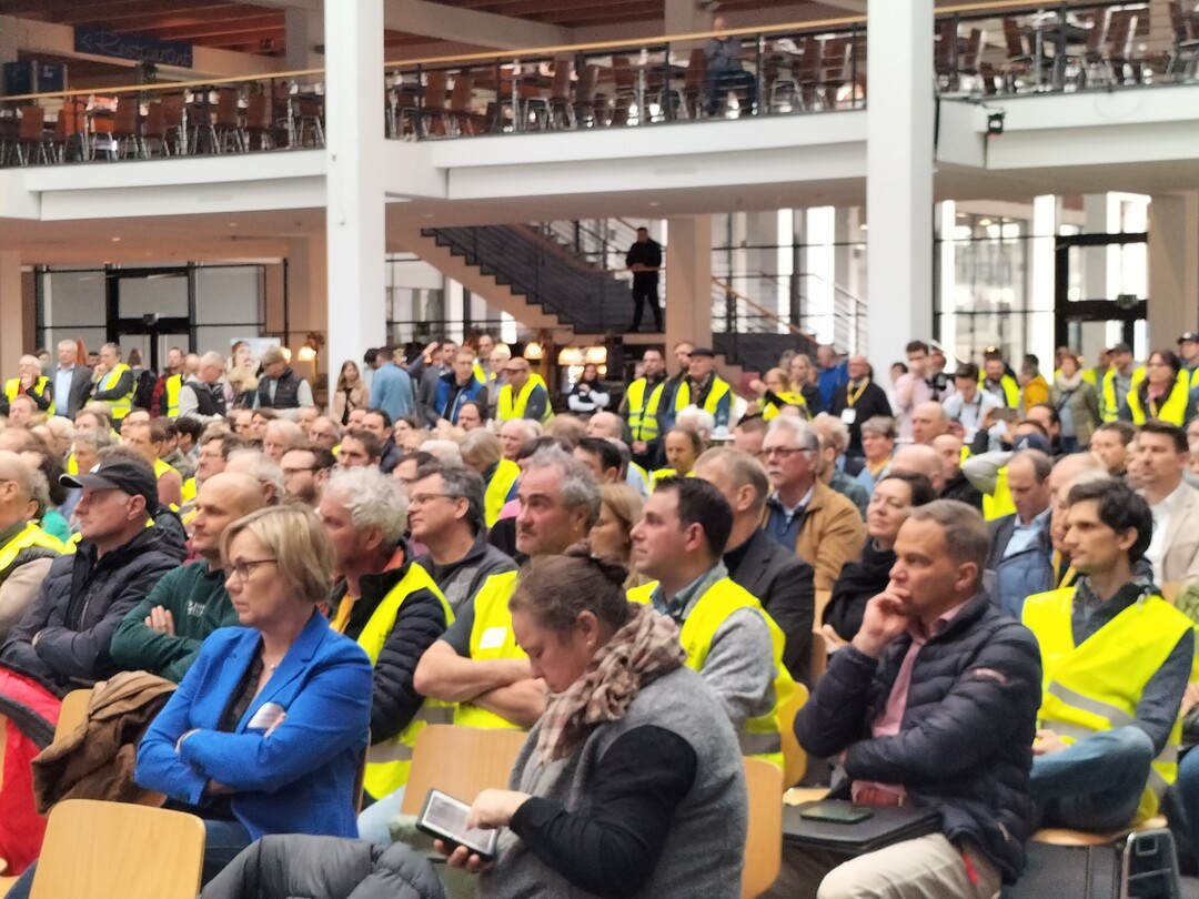 Gelbe Warnwesten als stummer Protest gegen die überbordende Bürokratie und die Auflagenflut, unter der der Obstbau zu leiden hat.