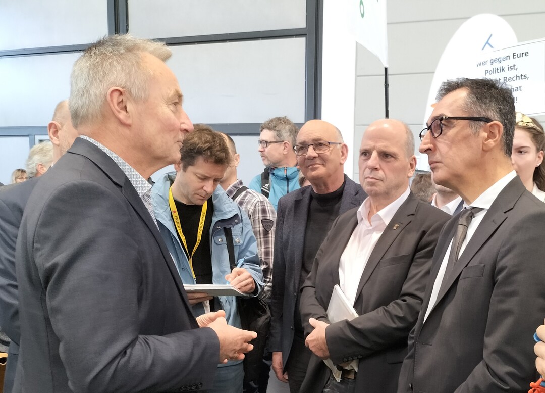 Station am Kompetenzzentrum Obstbau Bodensee (KOB): Geschäftsführer Dr. Manfred Büchele (l.) erläuterte dem Minister die Forschungsvorhaben am KOB, insbesondere zum verminderten Einsatz von Pflanzenschutzmitteln.