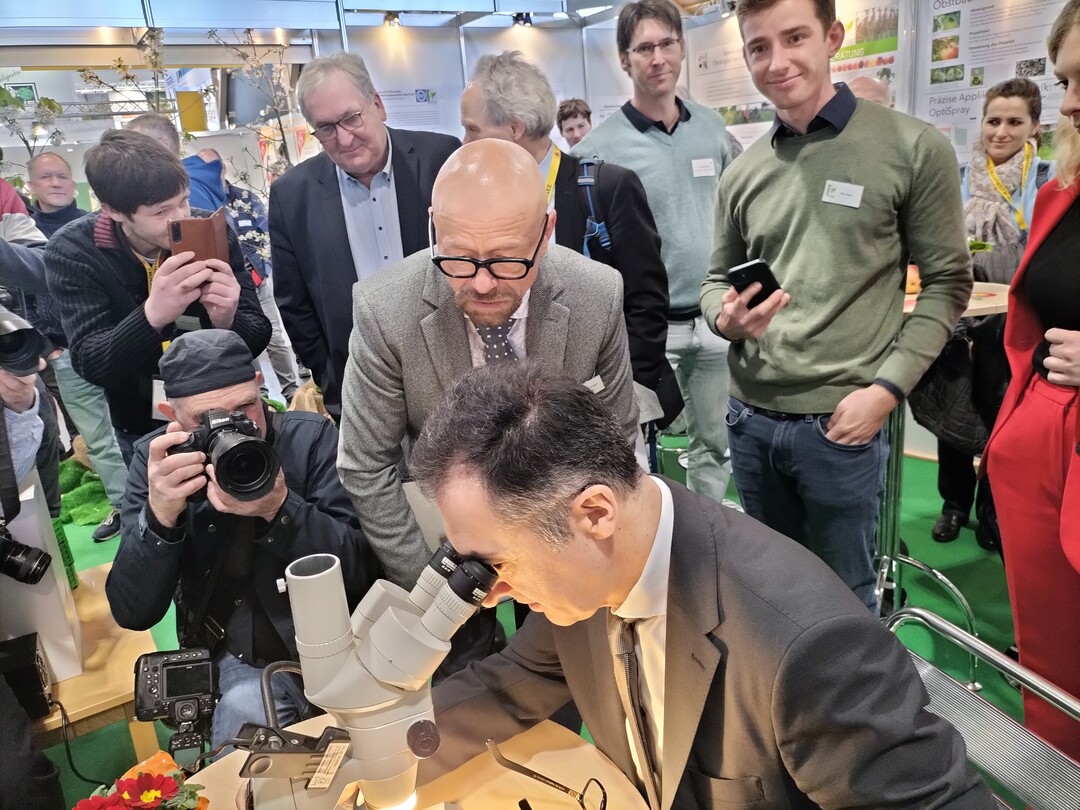 Minister Özdemir informierte sich am KOB-Messestand über den Nachweis von Schädlingen.
