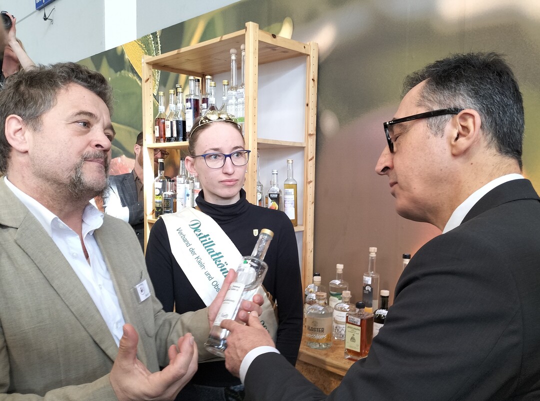 Was gute Destillate auszeichnet, erläuterte Andreas Metzler dem Minister am Stand des Verbandes der Klein- und Obstbrenner Südwürttemberg/Hohenzollern.