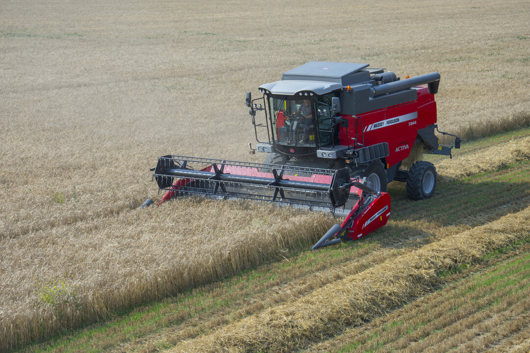 Für die nächste Ernte erweitert MF sein Mähdrescherprogramm nach unten. Hier der neue MF 7344 Activa.