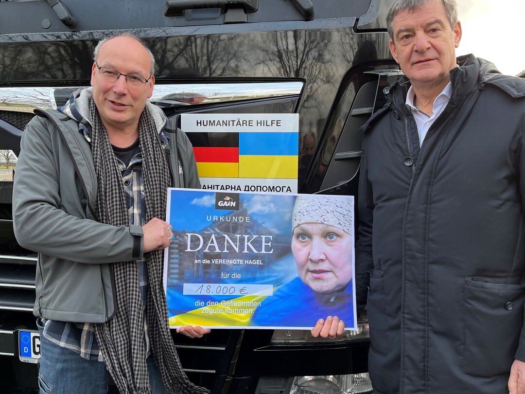 Hilfsgüter für die Ukraine: Einen Spendenscheck in Höhe von 18.000 Euro konnte Rainer Langner, Vorstandsvorsitzender der Vereinigten Hagelversicherung, an GAiN-Chef Klaus Dewald (l.) überreichen.