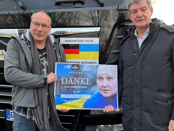 Hilfsg�ter f�r die Ukraine: Einen Spendenscheck in H�he von 18.000 Euro konnte Rainer Langner, Vorstandsvorsitzender der Vereinigten Hagelversicherung, an GAiN-Chef Klaus Dewald (l.) �berreichen.