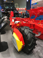 ZF Friedrichshafen zeigte einen elektrischen Radantrieb an einem Servo-Plfug von Pöttinger. Der E-Antrieb stammt aus dem Autobusbereich und liefert eine Dauerleistung von 60 kW.