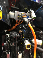 Den Strom bezieht der E-Antrieb von einem Generator, den ZF in einen Agrotron integriert hat. Dieser liefert rund 700 Volt Gleichspannung.