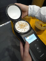 Das batteriebetriebene GrainSense ist laut dem gleichnamigen, finnischen Hersteller das weltweit erste Mobilgerät zum Messen der Kornqualität. Auf dem Feld lassen sich binnen weniger Sekunden Protein-, Feuchtigkeits-, Öl- und Kohlehydratgehalte von Getreide und anderen Kulturen sowie den Proteingehalt im Futter ermitteln. Den Preis beziffert GrainSense auf rund 3900 Euro.