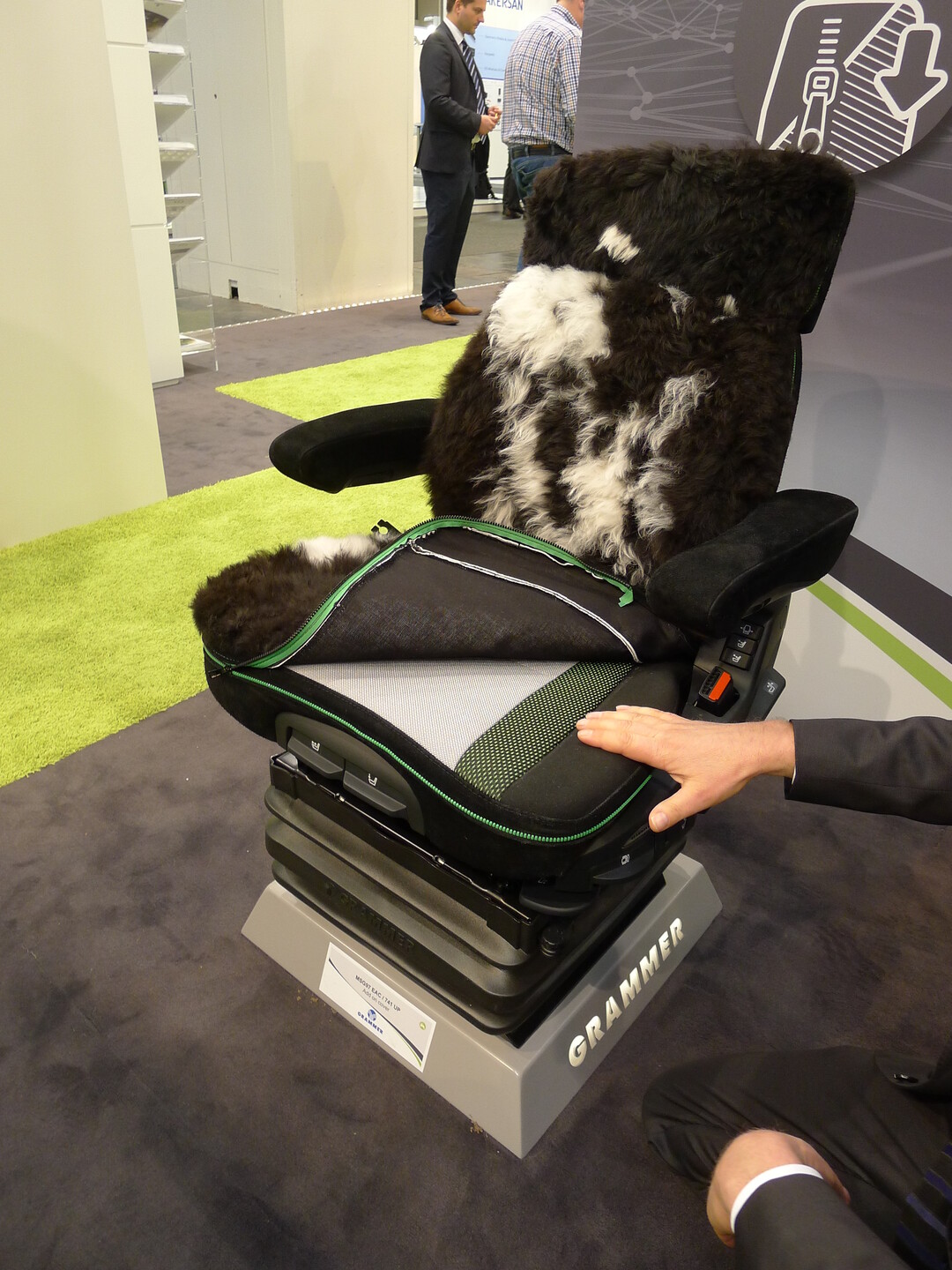 Grammer bietet die Option, speziell vorgerüstete Traktorsitze mit verschiedensten Schonbezügen auszustatten. Beispielsweise mit Schaffell für die kalte Jahreszeit.