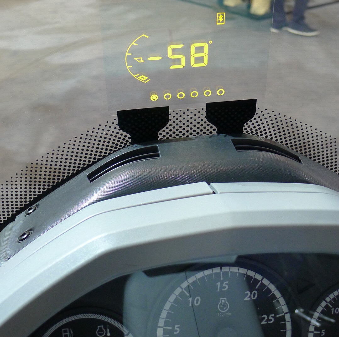 Fahrerinfos per Headup-Display: In die neuen SmartGlass Windschutzscheibe hat Valtra ein transparentes Display einlaminiert. Dieses kann Geschwindigkeit, Drehzahl, Temperatur des Motors oder der Hydraulik, Position des Frontladers, Anbaugerätehöhe, Diesel- und AdBlue-Füllstand sowie weitere Traktordaten oder die Anzeige eines Anrufes anzeigen. Im Bild wird der Kippwinkel der Frontladerschaufel simuliert. Weitere Optionen wie Alarme bei einem überholendem Auto, bei Person nahe am Traktor, Hindernissen oder die Spurführung sollen folgen.