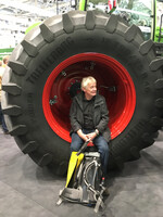 Der Messebesuch kostet Kraft. Da ist die Zwillingsbereifung ein guter Rastplatz.