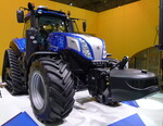 Projektstudie von New Holland zum autonomen Fahren mit einer modifizierten Serienmaschine. Rund um den Traktor sind zahlreiche Sensoren und Kameras zum Umfeldüberwachung integriert.