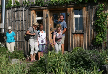 Gärten im Westallgäu standen in diesem Jahr auf dem Programm der BWagrar-Gartenfahrten Süd. Ob schnuggeliges Kleinod oder verschiedene Staudenzimmer auf großer Fläche – allesamt boten sie neue Impressionen und Inspirationen für die Arbeit im Garten zu Hause.