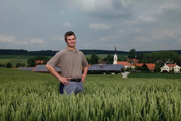 Johann Geltinger betreibt seinen landwirtschaftlichen Betrieb energieautark: mit der bewährten Holz-Kraft-Anlage von Re² erzeugt er aus Holzhackschnitzel Strom und Wärme. Von der umweltfreundlichen Energieerzeugung profitiert auch seine Ferkelzucht.