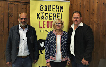  Zufrieden mit dem Ergebnis v.l: Die beiden Gesch�ftsf�hrer/in Michale Welte und Charlotte Fie�inger mit dem Vorstandsvorsitzenden Markus St�tzenberger. 