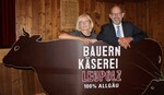 Mit ihrer Eigenmarke "Bauernkäserei Leupolz" gingen die Milchbauern 2017 an den Start. Das Bild zeigt Charlotte Fießinger und Michael Welte von der Geschäftsführung.