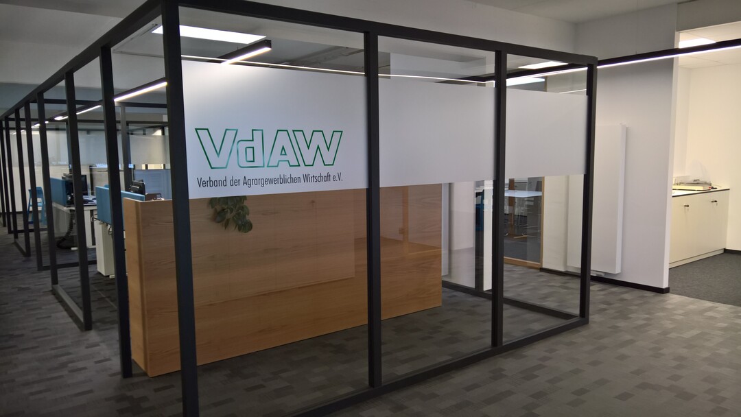 Nach rund 30 Jahren wurde die VdAW-Geschäftsstelle renoviert. Große Glasflächen und mehrere Dachkuppeln sorgen in den modernen Büros für Helligkeit und Transparenz.