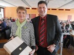 Kleines Präsent nach dem Vortrag: Staatssekretärin Friedlinde Gurr-Hirsch mit Kreisvorsitzendem Eberhard Zucker bei der Delegiertenversammlung des Bauernverbandes Heilbronn-Ludwigsburg am 23. Februar 2017 in der Genossenschaftskellerei in Heilbronn.
