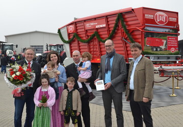 Die Gewinnerfamilie Stadler bei der Preis�bergabe durch Bernhard Schleicher, Gesch�ftsf�hrer, Lely Deutschland GmbH (Zweiter v. r.) und Georg Pfeilschifter, Gesch�ftsf�hrer der Eder Landtechnik (l.).