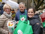LBV-Vizepräsident Gerhard Glaser mit Kundinnen auf dem Erntedank-Wochenmarkt am 5. Oktober 2019 vor der Stiftskirche in Stuttgart