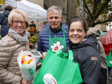 LBV-Vizepr�sident Gerhard Glaser mit Kundinnen auf dem Erntedank-Wochenmarkt am 5. Oktober 2019 vor der Stiftskirche in Stuttgart