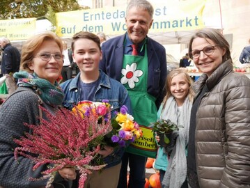 LBV-Vizepr�sident Gerhard Glaser mit Kunden und Kundinnen beim Erntedank-Wochenmarkt am Samstag, 6. Oktober 2018, vor der Stiftskirche in Stuttgart. 