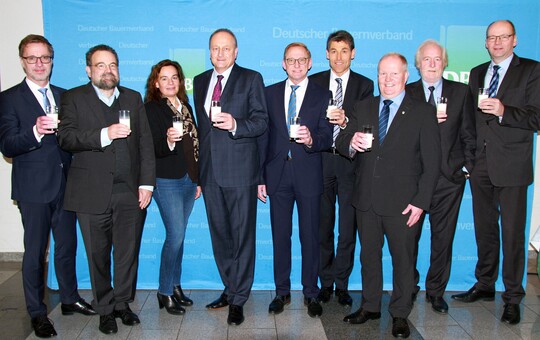 Die Vertreter der deutschen Molkereiwirtschaft trafen sich mit DBV-Pr�sident Rukwied (4. von links) und DBV-Milchpr�sident Schmal (3. von rechts).