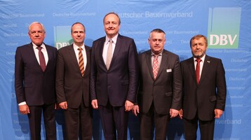 Mitgliederversammlung beim Deutschen Bauerntag wählte neuen Vorstand. Bauernpräsident Joachim Rukwied wiedergewählt. Neu gewählt wurde Wolfgang Vogel, der auf Udo Folgart folgt. Im Bild (von links): Werner Hilse, Werner Schwarz, Joachim Rukwied, Walter Heidl, Wolfgang Vogel