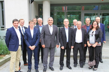 Zu den Gespr�chen in Berlin haben sich eingefunden (v.l.): Denis Ramspacher (Vizepr�sident der FNPL), Ludwig B�rger (DBV), Dominique Charg� (Vorsitzender der FNCL), Dolmetscher Paul Dodinval, Guy Le Bars (FNCL), Udo Folgart (DBV-Milchpr�sident), Thierry R