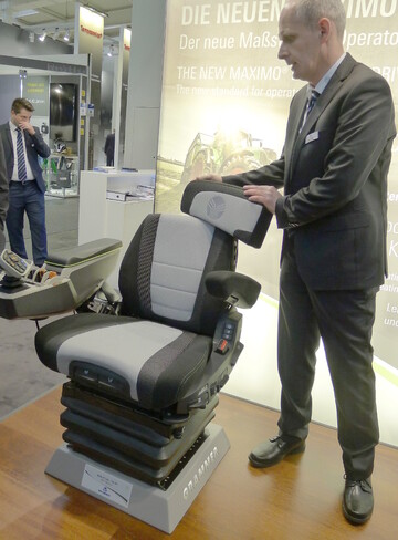 F�r die bekannten Fahrersitze Maximo Evolution (siehe Bild) und Actimo Evolution gibt es eine neue Optik und zus�tzlichen Komfortfunktionen.