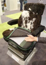 Ebenfalls neu bei Grammer ist ein Konzept für austauschbare Sitzbezüge, die mittels eines Reißverschlusses am Sitz befestigt werden.