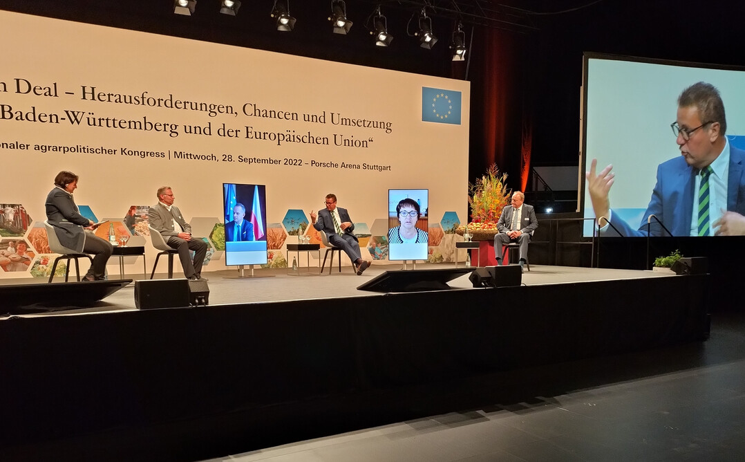 Lebhafte Disskussionsrunde unter der Leitung von MLR-Pressesprecherin Isabel Kling (links) mit v.l. Norbert Lins, MdEP; per Video zugeschaltet der tschechische Landwirtschaftsminister und Vorsitzende im EU-Agrarrat, Zdenek Nekula; Peter Hauk, Agrarminister Baden-W�rttemberg; aus Frankreich zugeschaltet Christiane Lambert, EU-Bauernpr�sidentin (Copa) und Joachim Rukwied, DBV-Pr�sident.