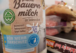 Frischmilch-Einkauf im Norma: Mit der Milch, die in der Einstiegsstufe von „Für Mehr Tierschutz“ zertifiziert ist, bedient Gropper die Haltungsform-Stufe 3.