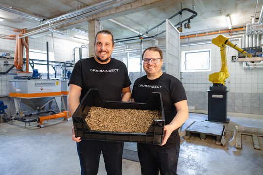FarmInsect-Gründer Thomas Kuehn und Wolfgang Westermeier in der Insektenproduktion.