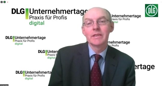 Dr. Sven Grupe von der Koesling Anderson LEB GmbH wies auf die gr��ten Herausforderungen f�r Milcherzeuger im Ausnahme-Fr�hjahr 2020 hin: Lieferketten, Mitarbeitergesundheit und interne Kommunikationswege, niedrige Auszahlungspreise sowie die Optimierung der Produktionsprozesse.