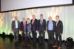 Gruppenbild mit Dame und Präsident: Die Experten von Forum 3 zur Zukunftsfähigkeit der Nutztierhaltung, darunter Stefanie Pöpken von Provieh, mit Moderator Dr. Michael Lohse (links daneben), Präsident Joachim Rukwied (Mitte, rechts von Pöpken) und LBV-Referent und Cheforganisator des Unternehmertages, Marco Eberle (rechts).