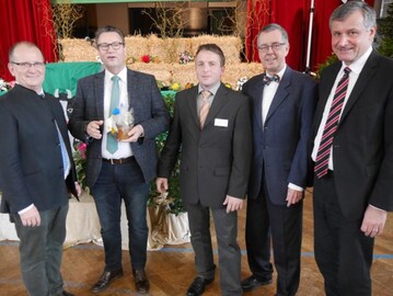 Kurz vor Beginn des Kreisbauerntages in M�hlacker-Enzberg (von links): B�rgermeister Winfried Abicht, Minister Peter Hauk, Kreisvorsitzender Ulrich Hauser, Erster Landesbeamter Wolfgang Herz und FDP-Fraktionschef Dr. Hans-Ulrich R�lke.