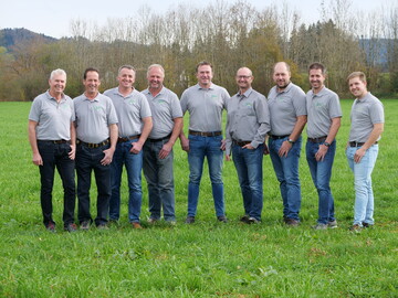 (v.l.): Klaus Wessle (Biobauer aus Uttenhofen), Robert Fink (Vorsitzender der Allg�uland eG aus Gestratz),
Christoph Lingg (Vorsitzender des Maschinenrings Allg�u-Bodensee aus Oberreute), Dietmar Sohler (stellv.
Vorstand des Maschinenrings Allg�u-Bodensee aus Niederstaufen), Klaus Halder und Bernd B�ck (Gesch�ftsf�hrer der Naturenergie Isny), Clemens, Gregor und Christof Maier (Inhaber des Heslerhofs und
Gesch�ftsf�hrer der Biogastechnik S�d in Isny).