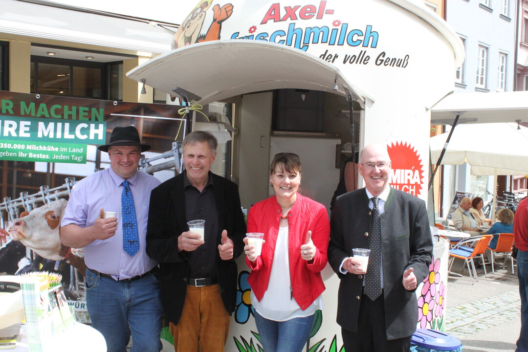 Kreisvorsitzender Manfred Haas, LBV-Vizepr�sident Gerhard Glaser, Landfrauenpr�sidentin Juliane Vees und Landrat Dr. Wolf-R�diger Michel