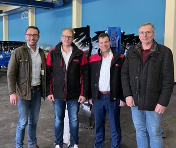 Freuen sich �ber die Zusammenarbeit: (v.l.) Christian Bl�cker, Rabe Agrartechnik, mit Ron Smit und Jack Thibaudier von Homburg sowie Bernhard Schmidt, Rabe Agrartechnik.