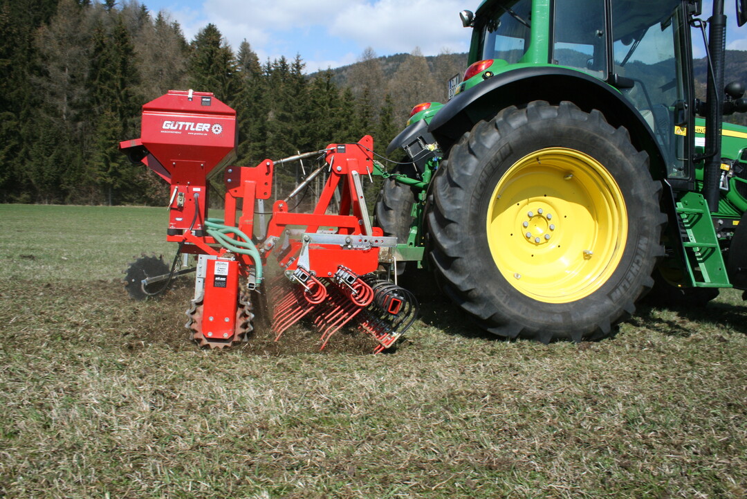 Mit der neuen Zinkensaat f�r die Gr�nlandnachsaat bietet G�ttler eine Alternative in der Gr�nlandpflege an.
