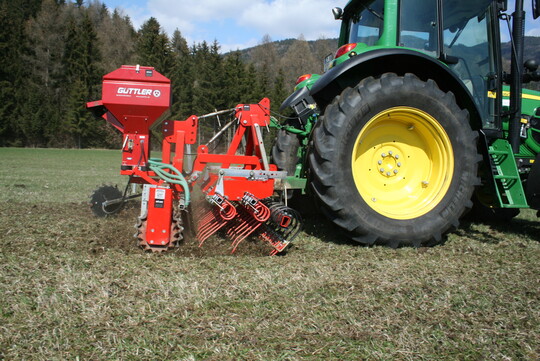 Mit der neuen Zinkensaat für die Grünlandnachsaat bietet Güttler eine Alternative in der Grünlandpflege an.