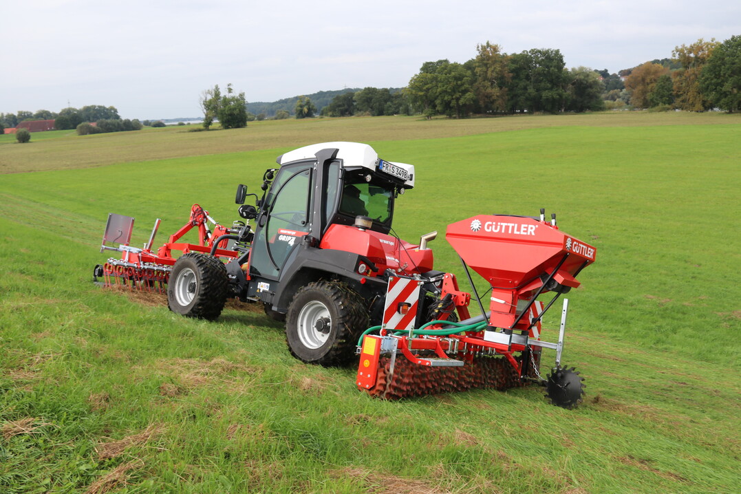 Mit der neuen Zinkensaat f�r die Gr�nlandnachsaat bietet G�ttler eine Alternative in der Gr�nlandpflege an.