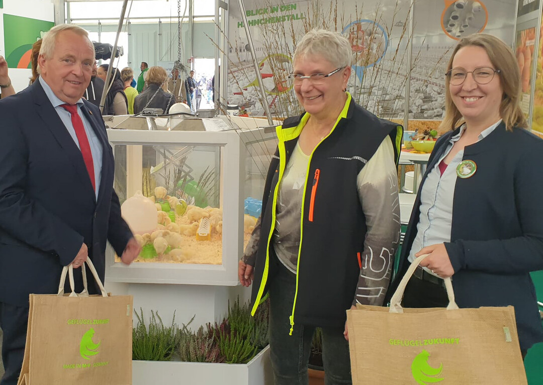 Marion Dorn, Vorsitzende des GWV Mecklenburg-Vorpommern, erl�uterte mit Landwirtschaftsminister Dr. Till Backhaus und Staatssekret�rin Elisabeth A�mann brennende Fragen zu den aktuellen Herausforderungen der Gefl�gelwirtschaft.