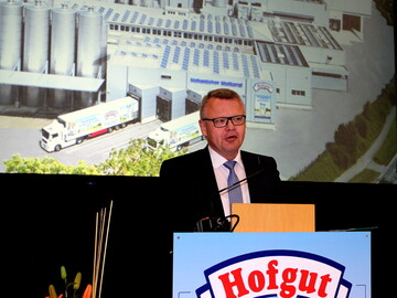 �Unsere Kernaufgabe bleibt auch in diesem Jahr der stetige Ausbau unserer Marktposition und ein wettbewerbsf�higer Milchpreis. Dazu m�ssen wir in der Offensive bleiben und wachsam sein�, meinte der gesch�ftsf�hrende Vorstand der Hohenloher Molkerei, Martin Boschet. 