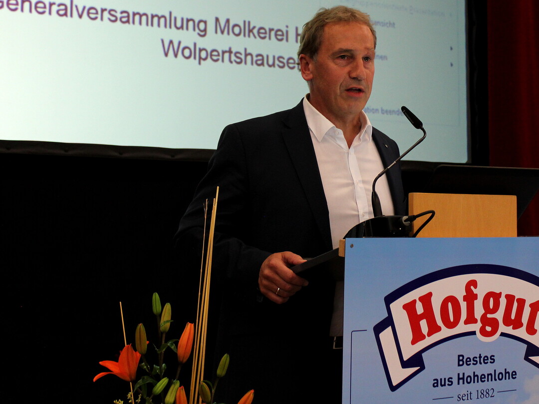 "In Deutschland sind die Milchpreise seit 2007 um zw�lf Prozent gestiegen, die Preisschwankungen aber um das Doppelte, das ist mehr als auf dem Schweine- oder Gefl�gelmarkt", meinte Professor Dr. Holger Thiele, ife-Institut, bei der Vorstellung des neuen b�rsenbasierten Festpreismodells, das die Molkerei seit April 2019 ihren Mitgliedern als Serviceleistung zur Verf�gung stellt.  